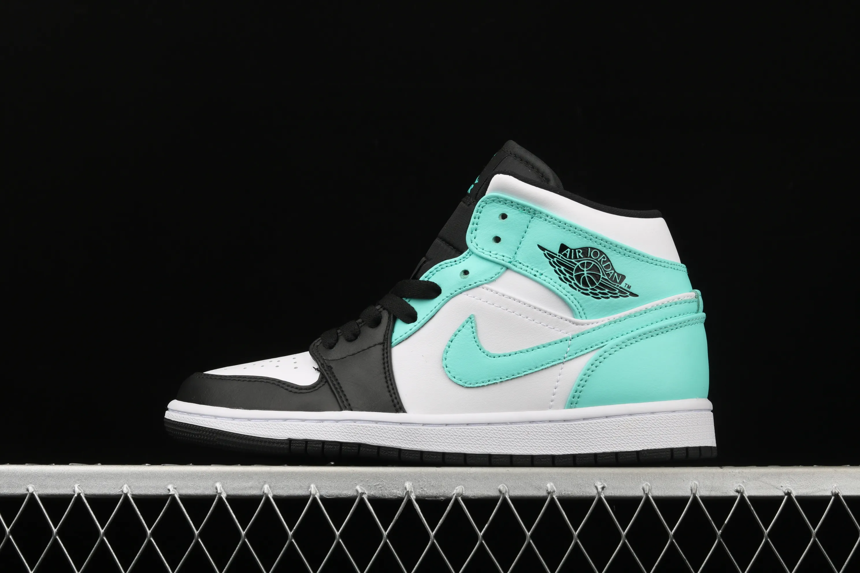 All categories Air Jordan Jordan series basketball shoes Air Jordan 1 Mid Air Jordan 1 Mid AJ1 Joe 1 black and white blue Zhongbang basketball shoes 554724-132